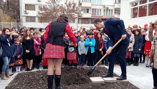 Кметът Димитър Николов посади ябълково дръвчеСградата и пространството около старата