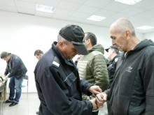 С белезници вкараха в съда заподозрените за палежа на шефския джип!