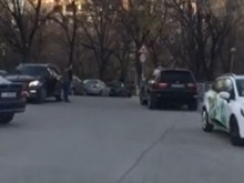 Мутри и госпожи с екстеншъни пред детска градина в Пловдив