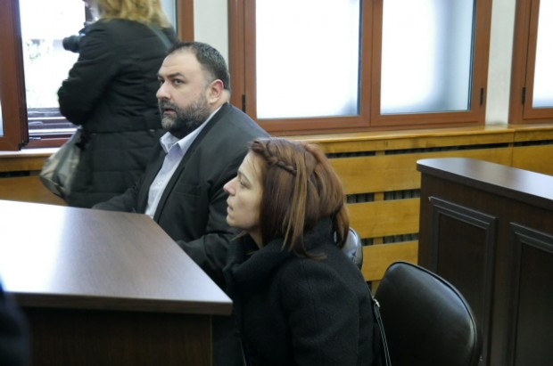 Катя Лерца дойде в Пловдивския съд тази сутрин смълчана опитвайки