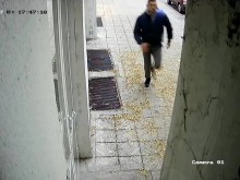 Удари в лицето и ритници в центъра на Пловдив! Тези са!
