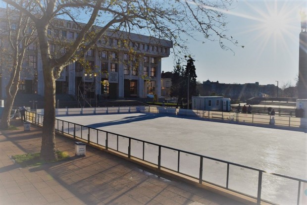 Ледената пързалка на площад Тройката работи от днес 6 декември