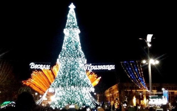 Burgas24 bg Коледните светлини бяха запалени преди минути от кмета Димитър