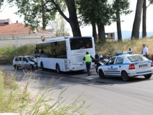 Автобус излетя от "Пещерско" и се заби в жилищен блок в "Смирненски"!