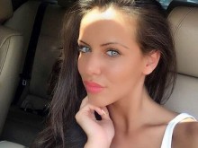 Божествено красива ученичка спечели кола от лотарията, но я застигна невероятен малшанс
