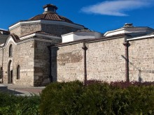 Ремонтират осветлението на "Баня Старинна"