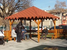 Хапване, пийване и цигарки на най-новата детска площадка в Пловдив