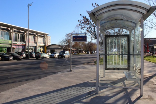 Поредните два нови заслона са монтирани на автобусни спирки в