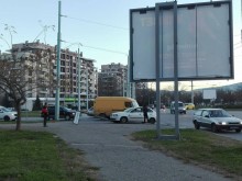 Зрелищна катастрофа на кръгово в "Тракия", кола помля стълб!