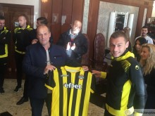 "Канарите" посетиха фирмата, която им подари рейс