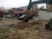 Багер срина куп незаконни постройки в "Столипиново"