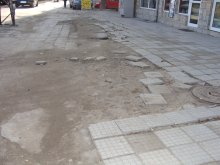 Не правят тротоар, чакат разширение на "Васил Априлов"