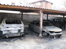 Огнен ад в "Кършияка", унищожени са пет автомобила!