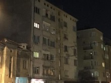 Бурни дискусии в мрежата заради снимки на гол мъж, движещ се по ръба на балкон (18+)