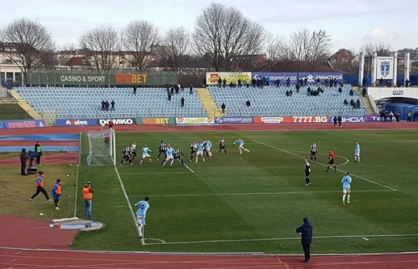 Локомотив Пловдив приключи с трето поредно равенство 2017 година. Черно-белите