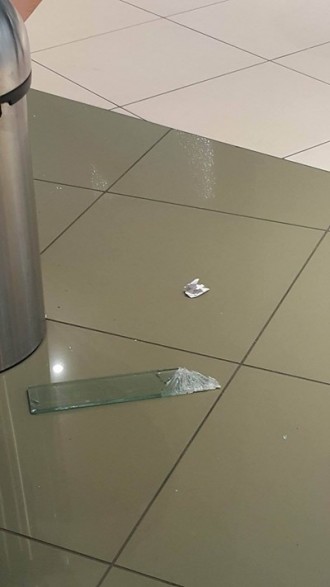 Част от стъклена преграда падна от втория етаж на мол