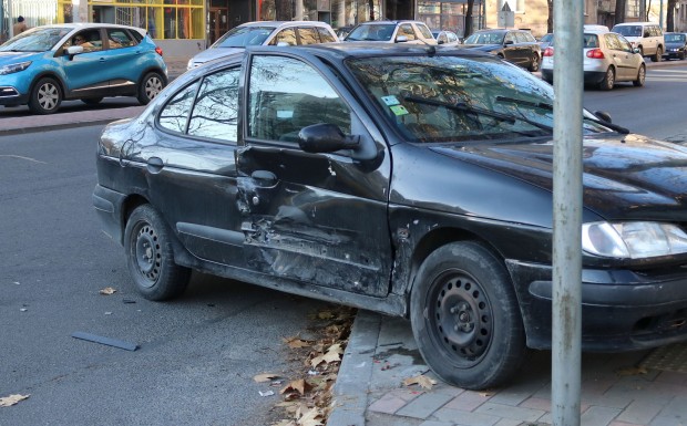 Шофьорка с джип предизвика катастрофа в Пловдив, предадде репортер на
