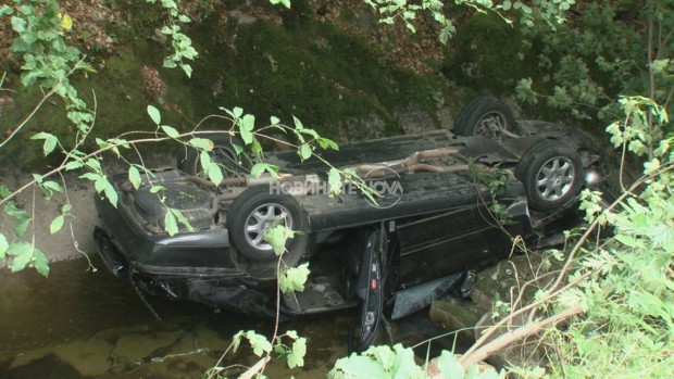 Лек автомобил "Опел" е катастрофирал, като е паднал по таван