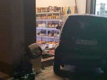 Жена влезе с колата си в зеленчуков магазин в "Оазис" 4