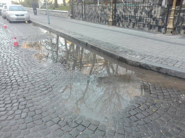Топла вода шурна в центъра на Пловдив - това съобщиха