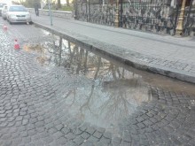 Топла вода шурна в центъра на Пловдив