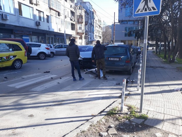 Varna24.bg Катастрофа между таксиметров автомобил и лек автомобил "Пежо" е