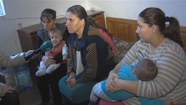 Четири деца живеят в мизерни условия в къща в село