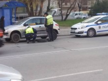 Браво! Вижте как тези двама полицаи помогнаха на шофьорка в Пловдив!