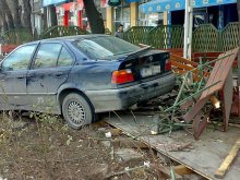 Роми "изправиха" завой с бясна скорост и почти влязоха в заведение с автомобила си