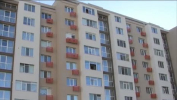 БНТ
Жилищна сграда в Бургас, санирана за 3 млн. лева, протече.