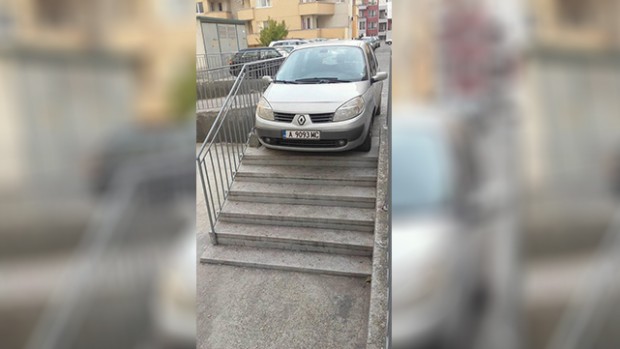 Снимка на култово паркиране циркулира в социалните мрежи Безумието на