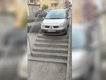 Култово! Вижте това авангардно паркиране!