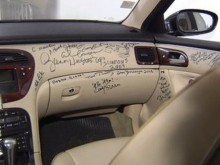 Продава се уникален автомобил с автографи от световни рок легенди