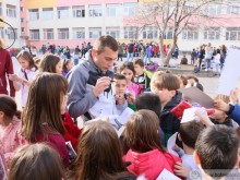 Видео: Еуфория в училище заради футболистите на Ботев!