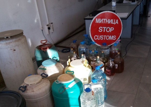 225 литра нелегален алкохол задържаха митнически служители от "Митница Пловдив"