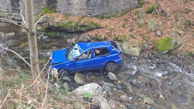 Жена прати лекия си автомобил в коритото на река научи