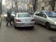Брутална саморазправа на пътя, млад мъж налетя на шофьорка пред родители и деца!