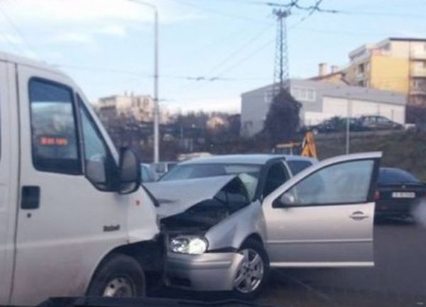 div Катастрофа затруднява трафика по ул Вяра във Варна научи