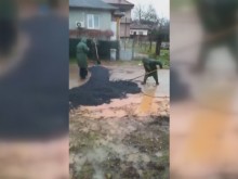 Картина по нашенски: Полагат асфалт върху кал и локви
