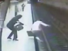 Ужас! Жена бутна момиче под метрото, камера засне смъртта (18+)