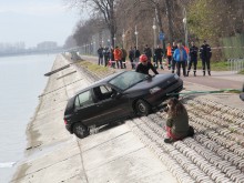 Камикадзе "се вряза" в хора на Гребната