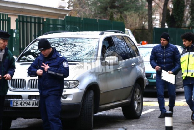 Простреляният в София данъчен е бивш полицейски служител, съобщи главният прокурор
