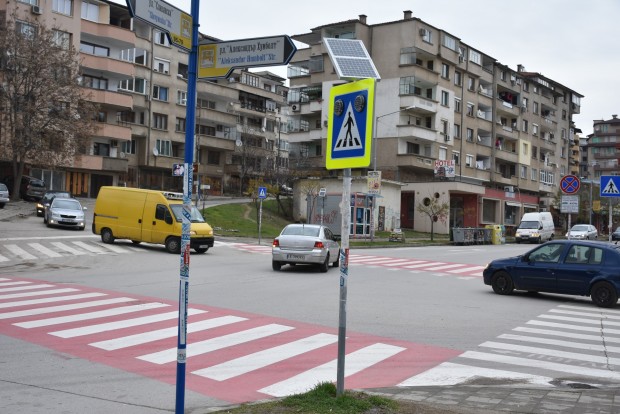 виж галерията
Допълнителните мерки за обезопасяване на движението по улица "Славянска" вече