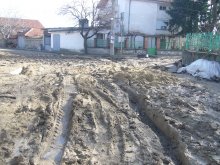 Децата от Калековец отиват на училище с кал до ушите
