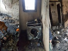 Пожар унищожи дома на карнобатлийка, която се грижи за десетки животни! Нуждае се от коледно чудо!