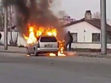 Кола изгоря като факла пред погледа на десетки в Пловдив!