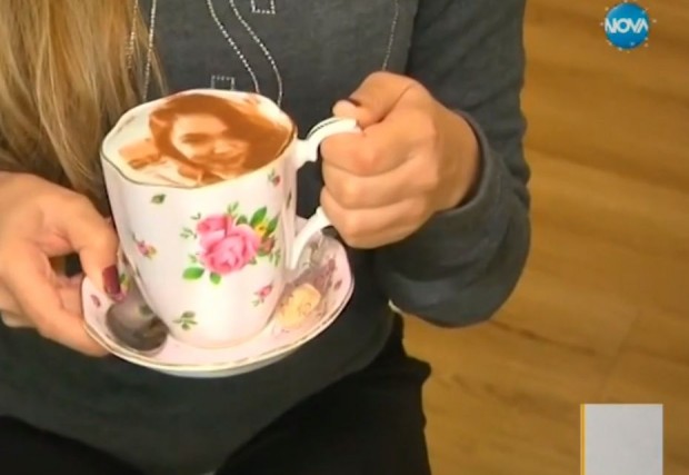 Кафене прави селфита върху капучино Специална машина взима снимка на
