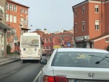 Шофьор на автобус с безумно изпреварване на повече от 10 коли!