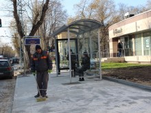 Още шест автобусни спирки са с нови заслони