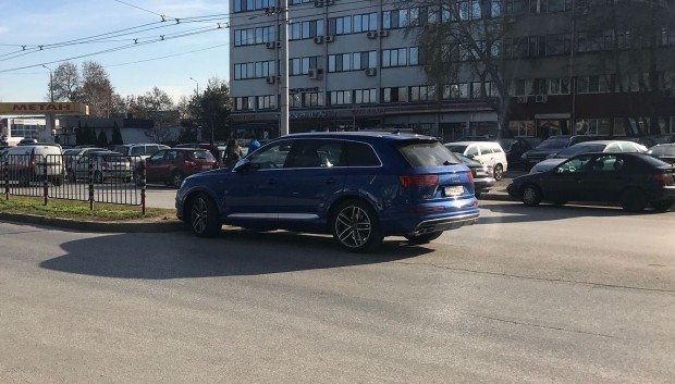 За "майсторско" паркиране информира читател на Plovdiv24.bg. Става дума за
